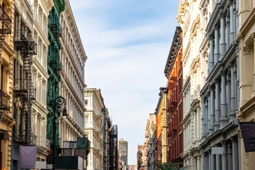 Foto op Plexiglas Historische gebouwen aan Greene Street in de SoHo-buurt van Manhattan in New York City © deberarr