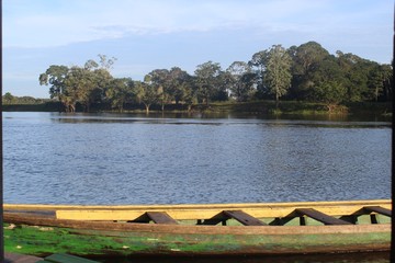 Barco no rio amazônico