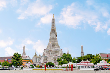 Naklejka premium Background of the Temple of dawn Bangkok with blue sky and white clouds