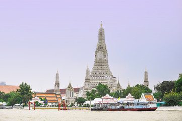 Naklejka premium The Temple of dawn Bangkok with beautiful clear sky 