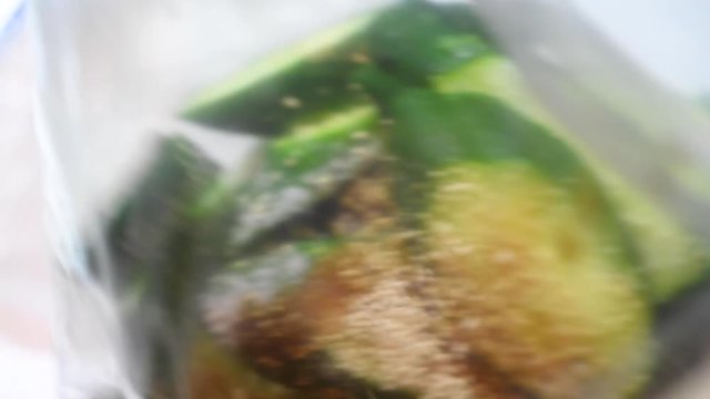 きゅうりの浅漬けを作る