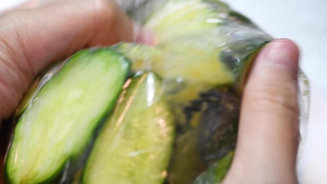 きゅうりの浅漬けを作る