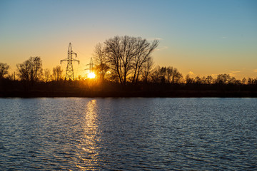 Obraz premium clear sky with dramatic clouds over the lake in sunset