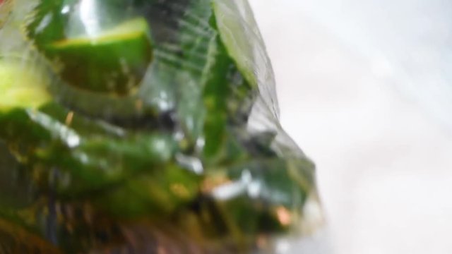 きゅうりの浅漬けを作る