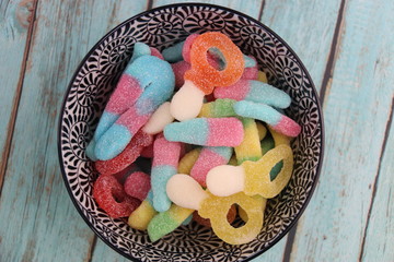 Bonbons acidulés dans un bol