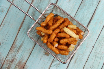 Crackers apéritif dans un bac à frites