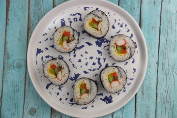 Maki surimi sur une assiette