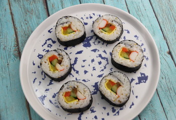 Maki surimi sur une assiette