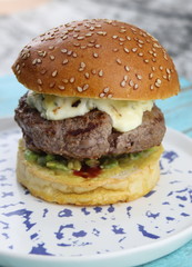 Burger sur une assiette
