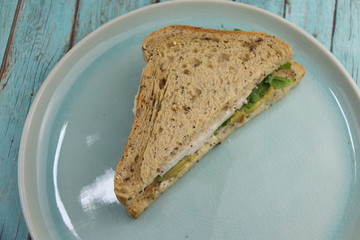 Sandwich triangle dans une assiette