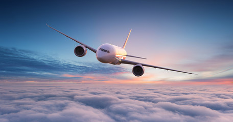 Commercieel vliegtuigstraalvliegtuig dat boven dramatische wolken in prachtig zonsonderganglicht vliegt. Reisconcept.