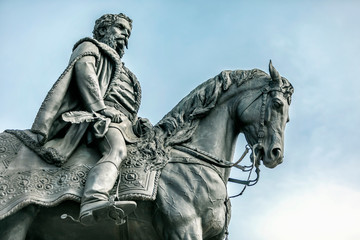 Obraz premium Horseman on horseback iron monument on the blue sea background