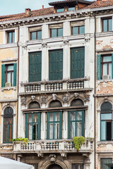 Fototapeta na wymiar Detail of the facade of the ancient italian building in Venice
