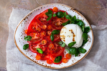 Salad with tomatoes, mozzarella and basil