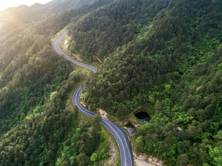 A bird's-eye view of the mountains and roads in the goat lion scenic area, Jiangxi。