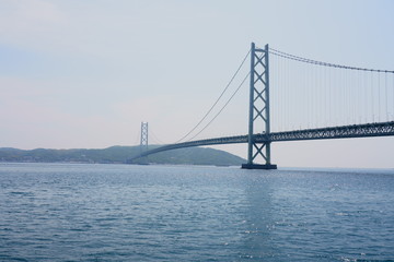 淡路島を望む明石海峡大橋