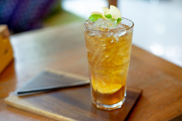 Apple green tea with mint and apple