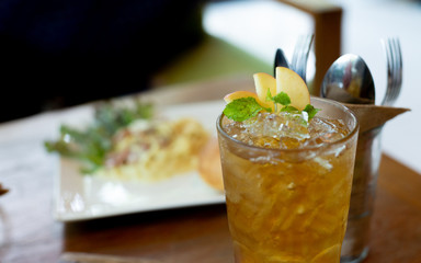 Apple green tea with mint and apple