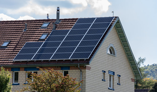 Blaue Solarzellen auf einem Dach