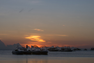 Obraz premium The beach with ships at the dawn
