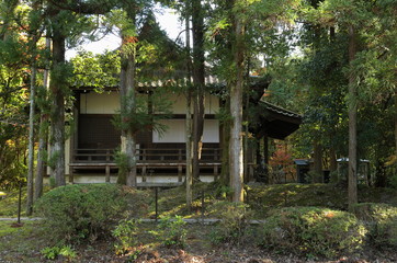 京都、醍醐寺にある祖師堂を横から見た風景と参拝者の人影