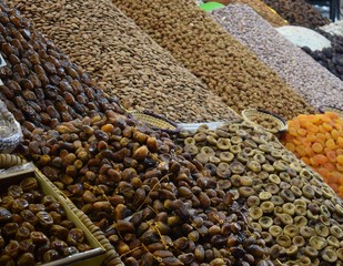 owoce suszone, orzechy, stragan w Maroko