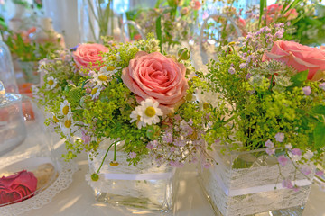 romantische Rosendekorationen im Nude Look