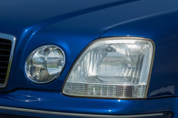 自動車のヘッドライト　Headlight of the car