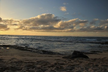 Dusk and sun setting over a beautiful ocean - 270895502