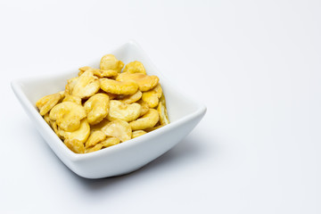 Aperitivo a base de habas fritas con fondo blanco