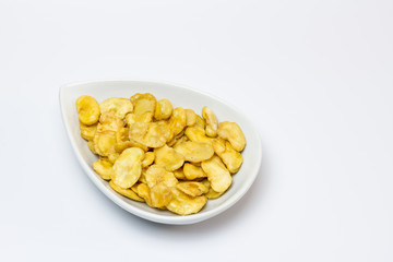 Aperitivo a base de habas fritas con fondo blanco