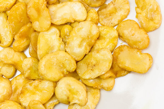 Aperitivo a base de habas fritas con fondo blanco
