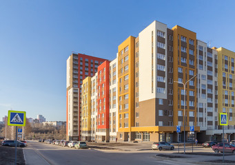 Fototapeta na wymiar Bright new residential building in Nizhny Novgorod
