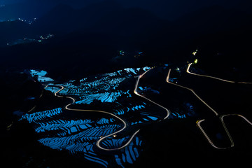 丸山千枚田の夜景と車の光跡