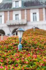 花畑の中に設置されたお洒落な照明