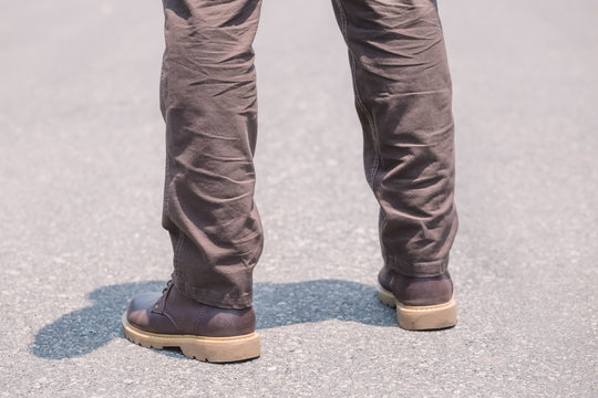 Model wearing brown  color cargo pants or cargo trousers
