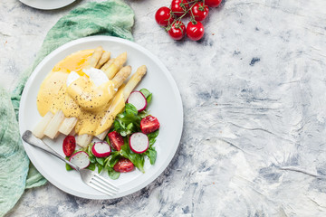 White asparagus with poached egg