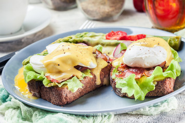 Sandwiches with bacon, poached egg and asparagus