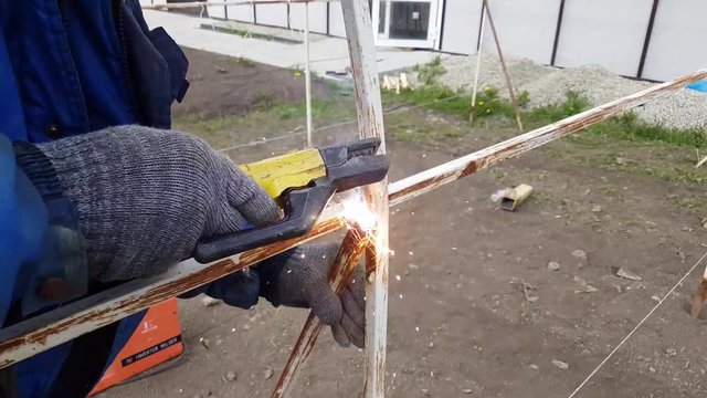 Welding of metal carcase for greenhouse