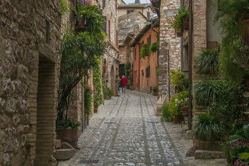 Vicolo medievale del piccolo borgo di Spello in Umbria