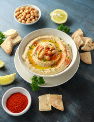 Hummus with olive oil, paprika, lemon and pita bread