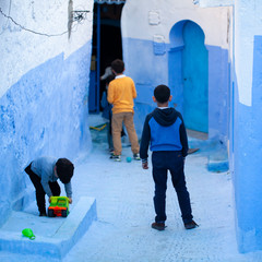 Niños jugando en una calle de Chauen, Marruecos