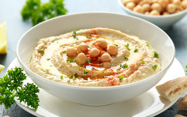 Hummus with olive oil, paprika, lemon and pita bread