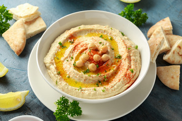 Hummus with olive oil, paprika, lemon and pita bread