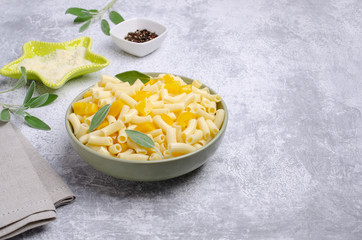 Pasta with slices of yellow pepper