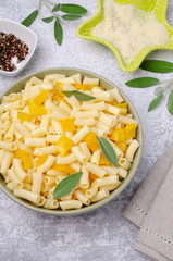 Pasta with slices of yellow pepper