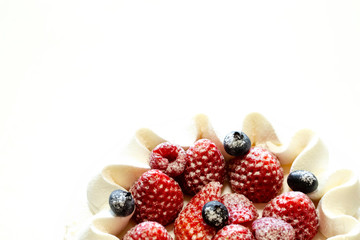 イチゴとブルーベリーのケーキのアップ