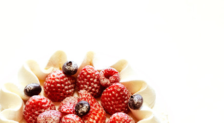 生クリームとイチゴのショートケーキのアップと白バック