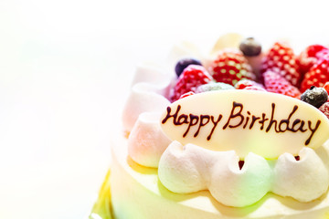 誕生日のショートケーキホールと白バック