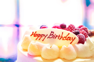 誕生日のショートケーキホールと白バックとカラフルバック